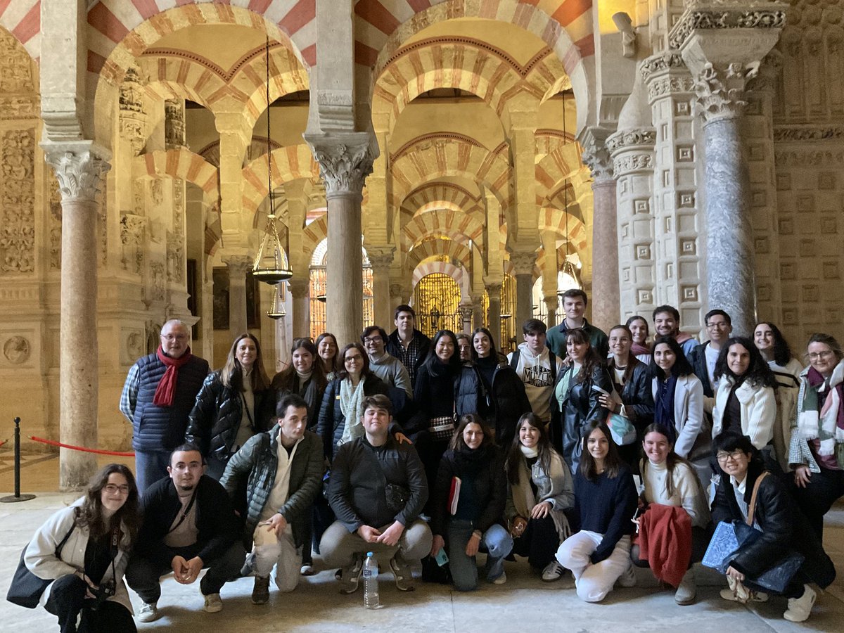mrodrivelasco's tweet photo. Los alumnos y profesores de Historia e Historia de Arte de @USPCEUHumYCom hemos completado nuestro viaje de estudios en Córdoba, estudiando la Mezquita-Catedral y la ciudad palatina de Medina Azahara. Agradecidos por estos días . https://t.co/9PupK4pkid