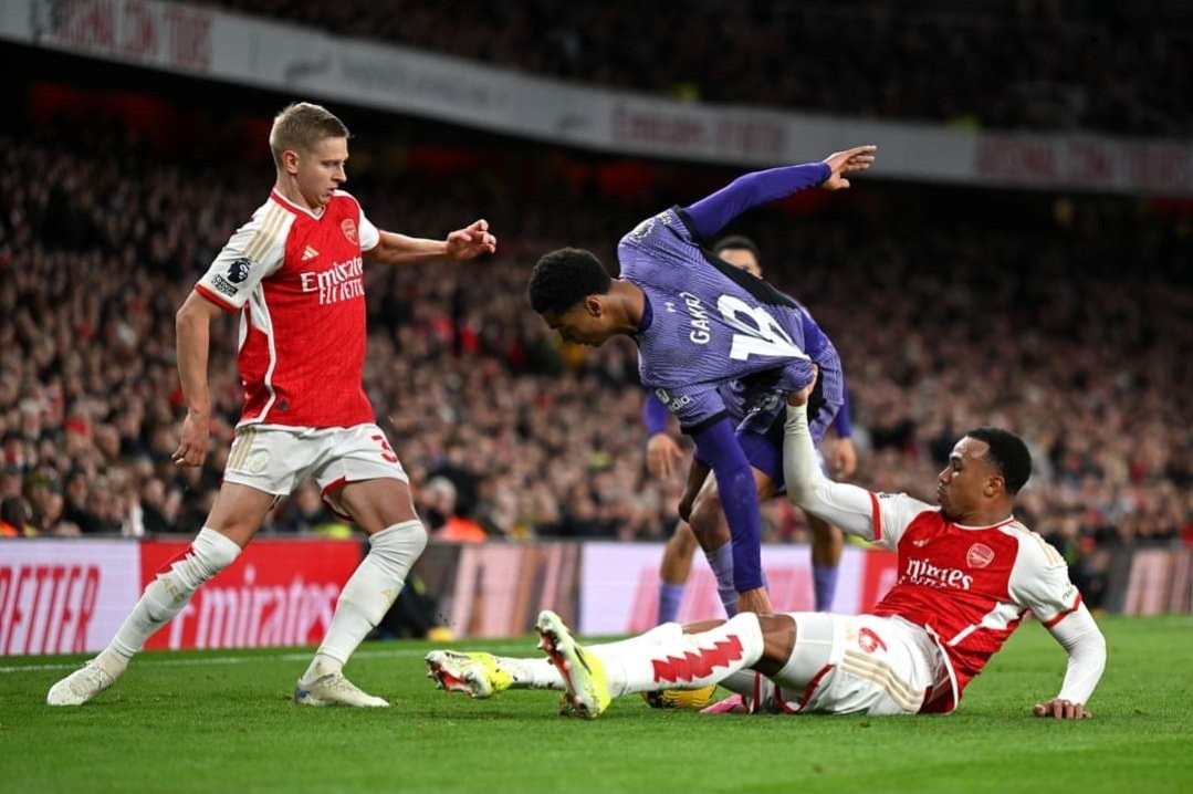 #ARSLIV How did not Gabriel get a RED this and how he wrestle Nunez to the ground prior to the last goal is way more Yellow that what Konate got Yellow for. Equality for the law?