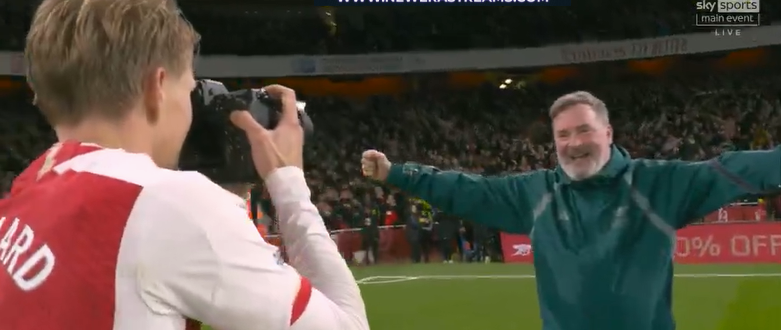 VipArsenal's tweet photo. Odegaard photographing the photographer. https://t.co/OmClieinim