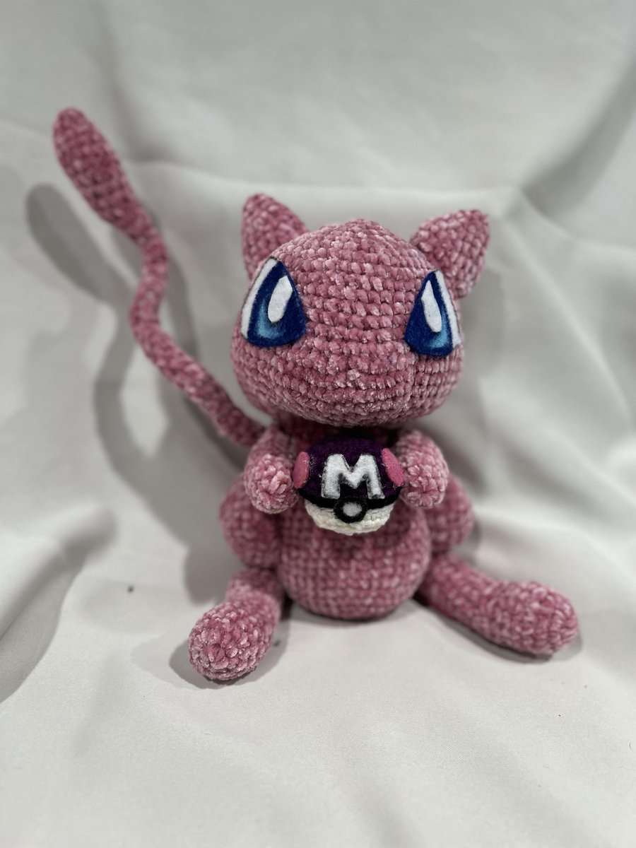 ABlackwellJr's tweet image. @witchcraftsbylilly comes in hott with a Mew to go with my Gengar!! #pokemon #mew #masterball #crochet