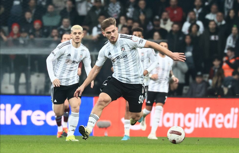 UK250463's tweet photo. Semih Semih Semih, iyi ki varsın Semih ! 💪💪💪
#ManOfTheMatch #semihkılıçsoy 🫵
Tebrikler Beşiktaş takımını ! 👏👏👏
#BJKvTS ✌️🦅🦅🦅 #YouthWins 🖤🤍 https://t.co/45r90hzfFw