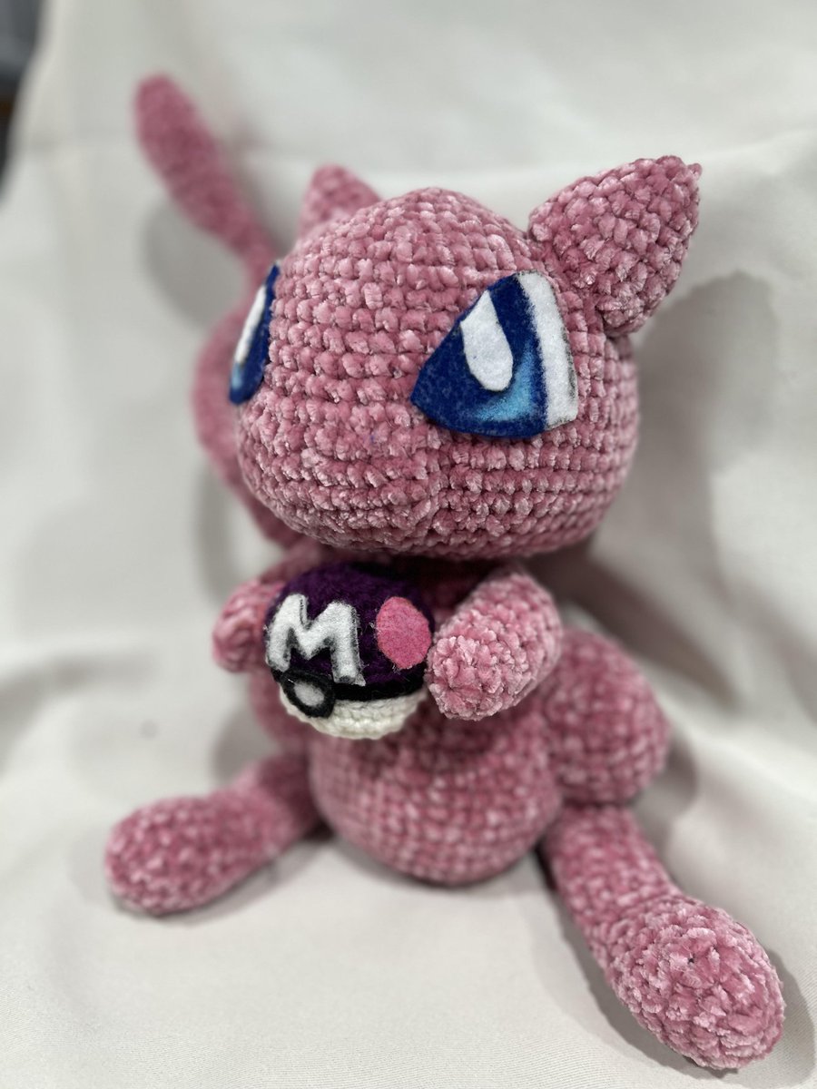 ABlackwellJr's tweet image. @witchcraftsbylilly comes in hott with a Mew to go with my Gengar!! #pokemon #mew #masterball #crochet