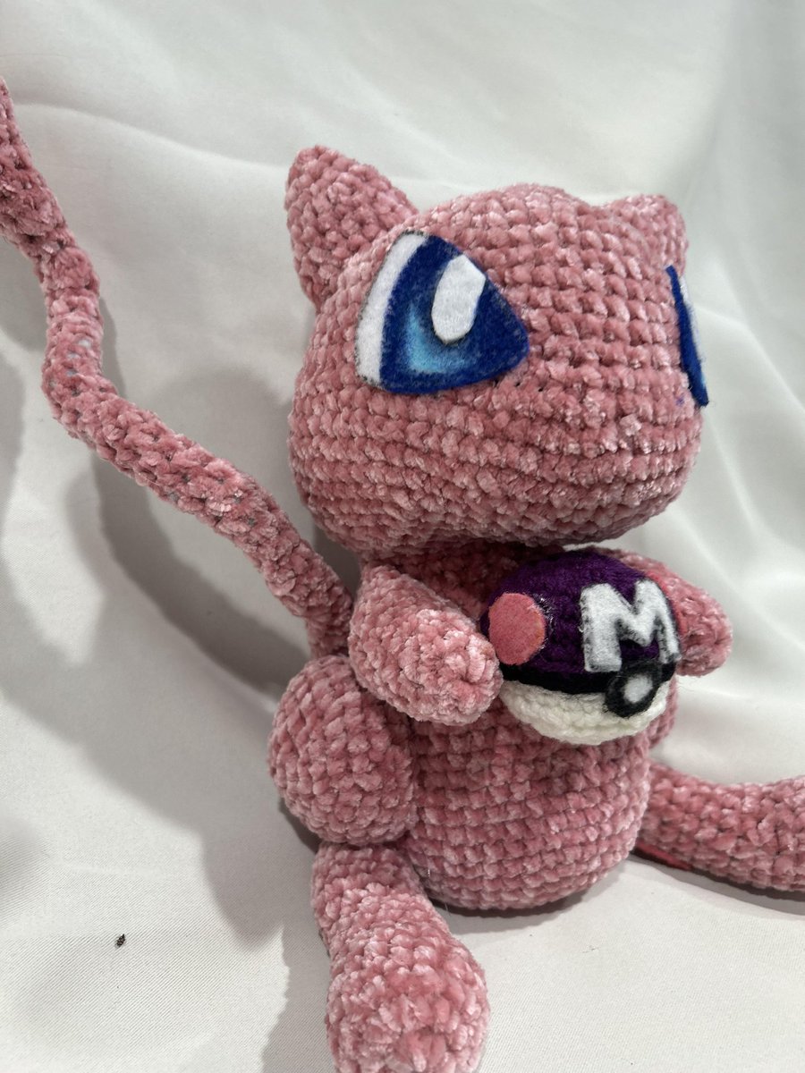 ABlackwellJr's tweet image. @witchcraftsbylilly comes in hott with a Mew to go with my Gengar!! #pokemon #mew #masterball #crochet