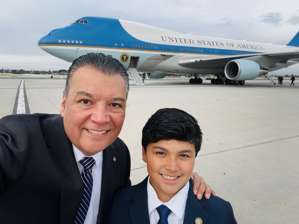 SenAlexPadilla's tweet image. Diego did great yesterday as Greeter in Chief, welcoming @POTUS to Los Angeles. #proudpapa