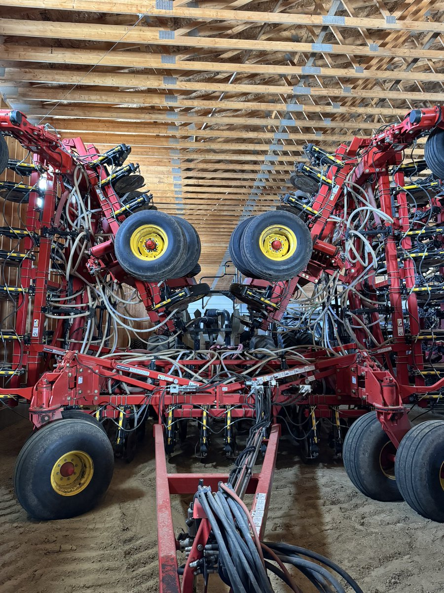 BradyFunk1's tweet image. Repost for chance to win $1,000 Milwaukee impact credit of choice to the post that sells this drill.
Bourgault 2015, 66 ft QDA, 7700 cart with bag lift and conveyor. Drill is fully serviced and ready to hit the field. Drill and cart always shedded (original owner)
$375,000.