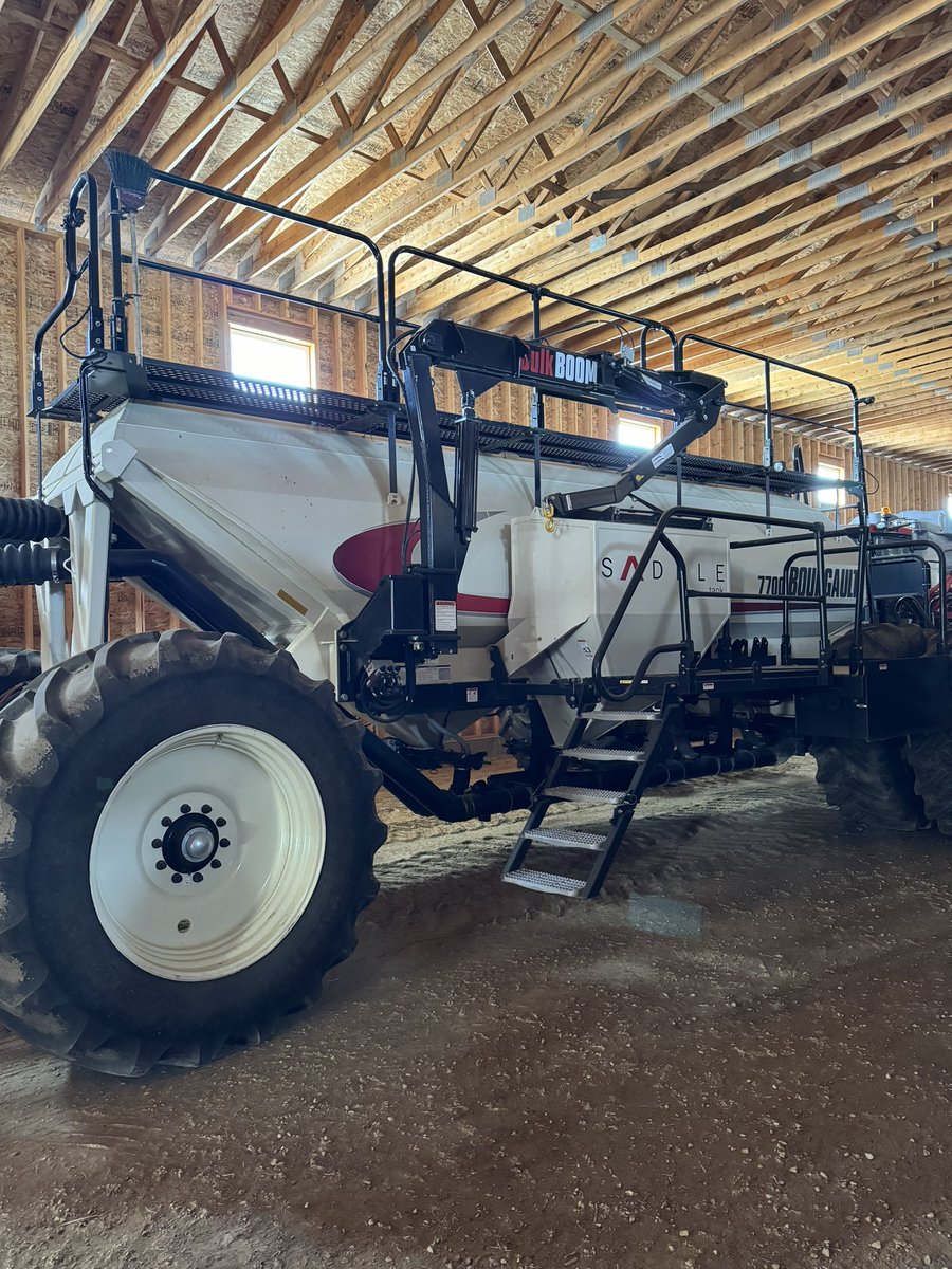 BradyFunk1's tweet image. Repost for chance to win $1,000 Milwaukee impact credit of choice to the post that sells this drill.
Bourgault 2015, 66 ft QDA, 7700 cart with bag lift and conveyor. Drill is fully serviced and ready to hit the field. Drill and cart always shedded (original owner)
$375,000.