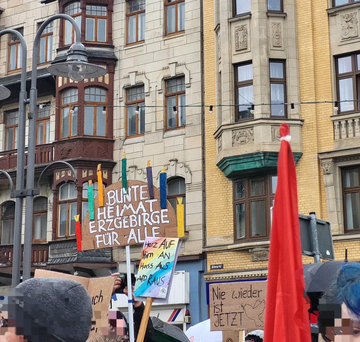 C_AB_'s tweet photo. Berlin gestern war krass! Wichtiger ist aber den Protest dort zu zeigen, wo die AfD sich in Hegemonie wähnt. Bin sehr froh über jeden der 500 tollen Menschen, die heute in Aue gemeinsam für Demokratie demonstrieren waren. Die vielen schönen Redebeiträge machen Hoffnung! https://t.co/97fG54kMqu