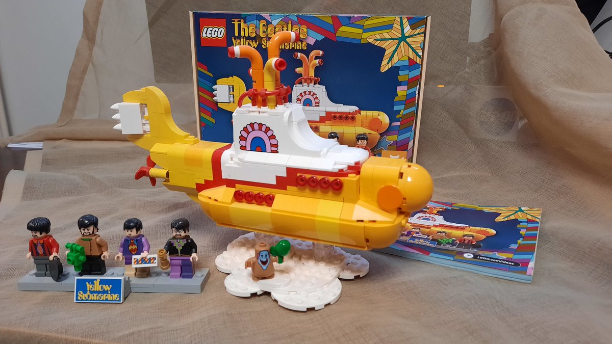 Saatan olla vihdoin siinä iässä, että Legoilla leikkiminen riittää. Legolandista työhuoneen koristeeksi tuomani keltainen sukellusvene voisi seilata #hyväänkotiin. #LegoIdeas-erikoisuus keräilijälle? #lego #legocollector #thebeatles