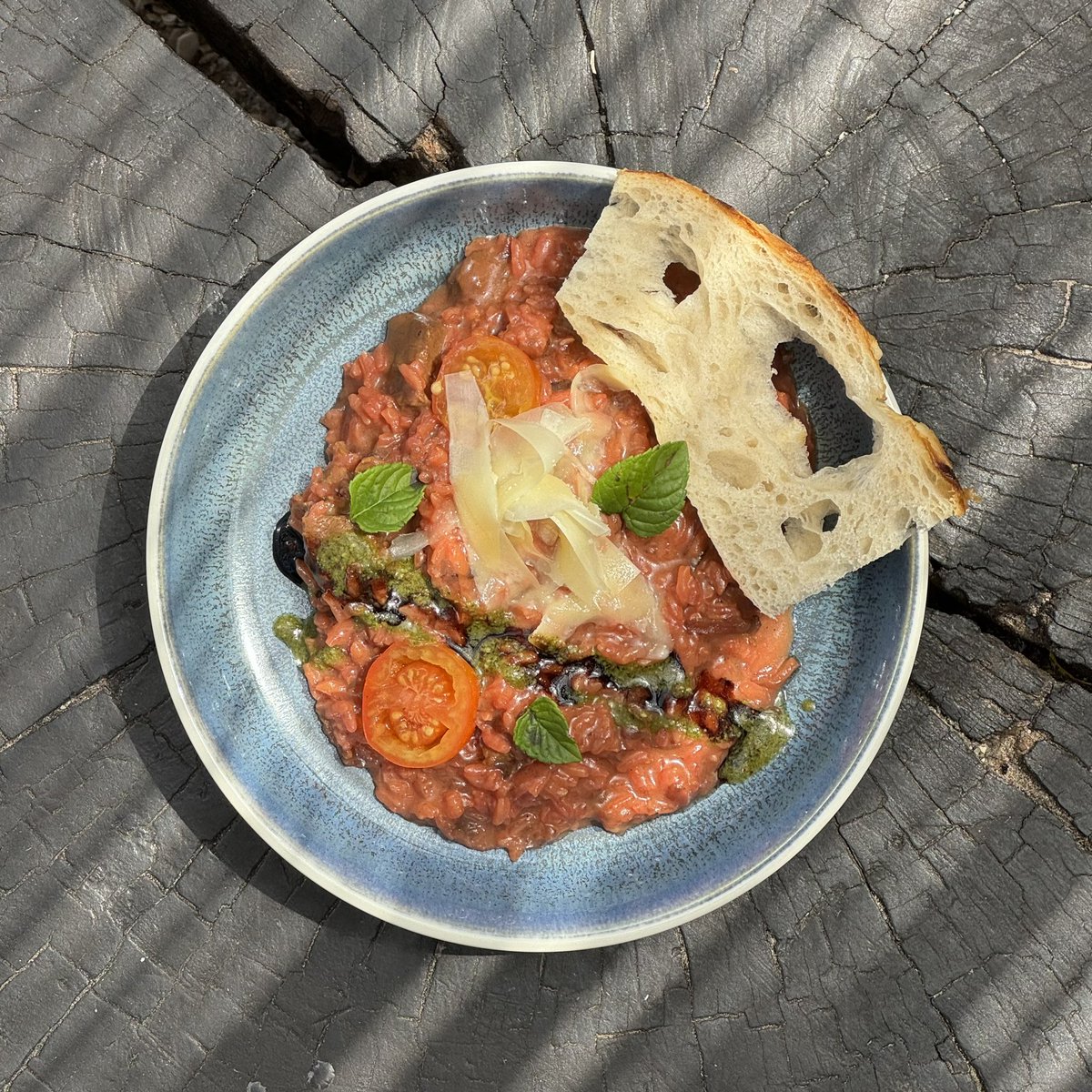 GustitoaCabo's tweet photo. 🚢 “Marea Roja” 

🍽️ Risotto de remolacha y lomo con lascas de parmesano. 

📕 Plato especial para la presentación del libro “Un desastre ambiental”.

👨🏻‍🍳 Facu Díaz 
👩🏼‍🍳 @florenciabraa2 

🦭 #CaboPolonio
☀️ #Rocha 
🇺🇾 #Uruguay https://t.co/Uqd5z3tyrD
