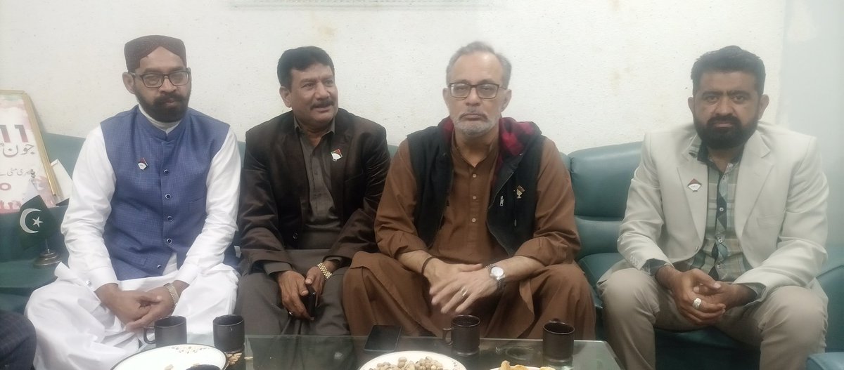 JavedIqbal11522's tweet photo. رکن رابطہ کمیٹی میمبر حیدر عباس رضوی بھائی کی میرپورخاص ڈسٹرکٹ آفس آمد سندھ تنظیمی کمیٹی انچارج و اراکین کمیٹی ڈسٹرکٹ انچارج و اراکین کمیٹی کو کامیاب جلسہ کی مبارک باد دی ساتھیوں بات کی ۔
*ایم کیو ایم پاکستان ڈسٹرکٹ میرپورخاص* 🇧🇬🇵🇰❤✌#Elections2024 #Vote4Kite #PS45 https://t.co/KRZ6p5JbqT