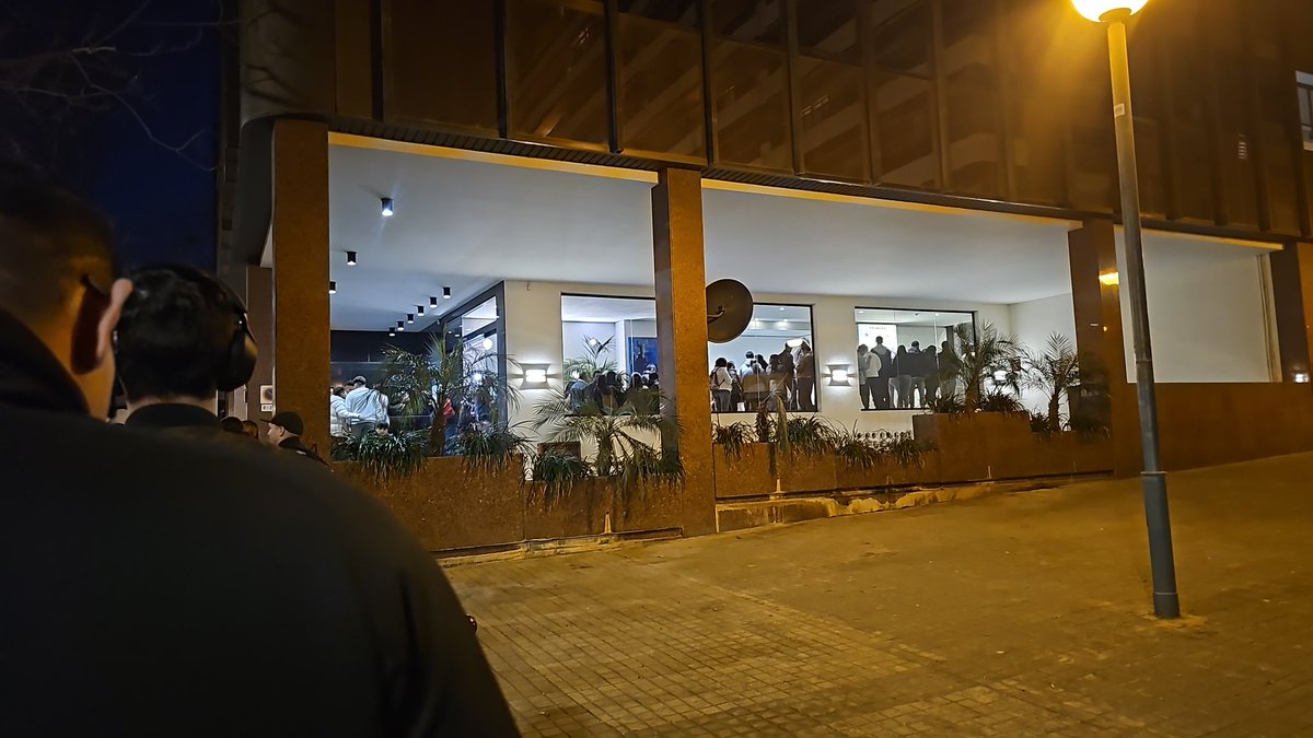 festrais's tweet photo. A esta hora de la noche (7:54pm hora España), aún hay presencia de salvadoreños en el  @ConBarcelonaSV en España, que aún sigue abierto para que todos podamos realizar el sufragio.

¡VAMOS POR TODO! 🇸🇻

Apoyo Total @nayibbukele

Que Viva la Clase Trabajadora. https://t.co/5i2vpxu5A9