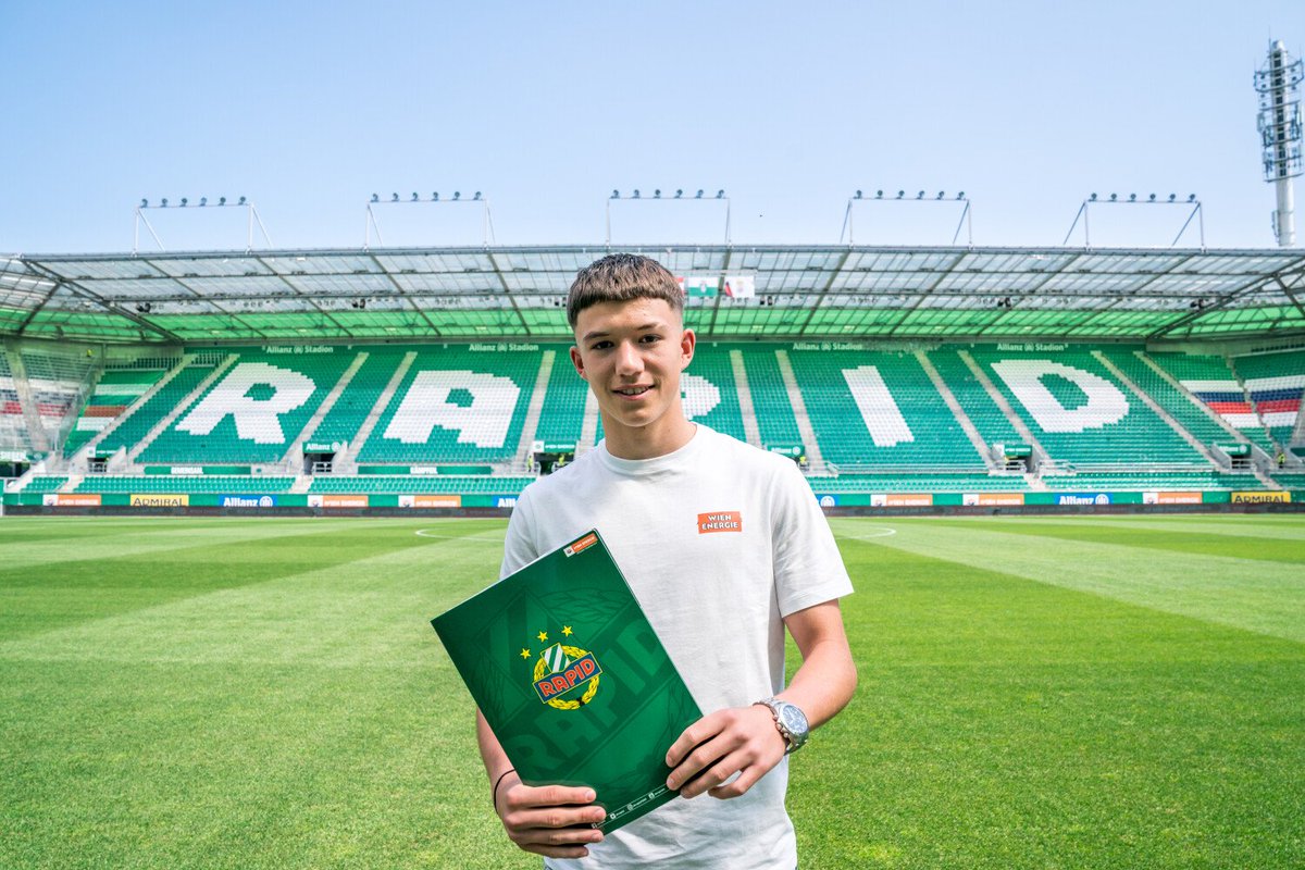 SerbFootyScout's tweet photo. 🇦🇹🇷🇸 Jovan Živković (17) just made his official debut for Rapid Wien's first team. Remember the name. 

Can play in all 4 attacking positions. Two-footed creative dribbler, lethal in front of goal, intelligent, also without the ball.

I believe he'll represent 🇷🇸 in the future. https://t.co/JNxz1NIH37