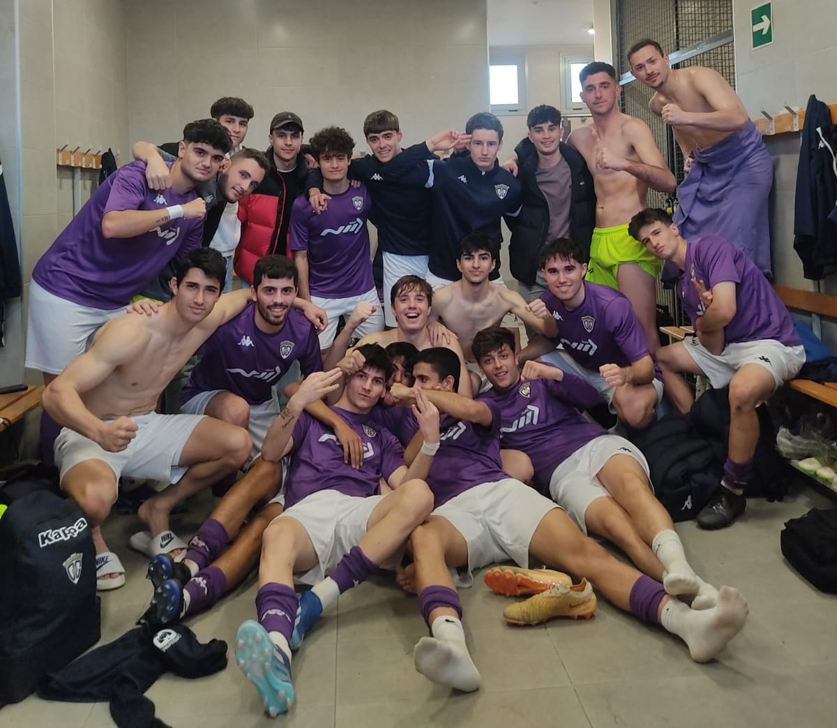 #CanteraMorada | PROMESAS

UNA MÁS DEL LÍDER 🚀

🔸Nueva victoria de los de Tito, que encarrilaron el derbi provincial con dos goles en la primera parte. Los morados siguen sin conocer la derrota tras 19 partidos

Dépor 3-0 El Casar 
⚽️⚽️Richi Povedano
⚽️Fidalgo