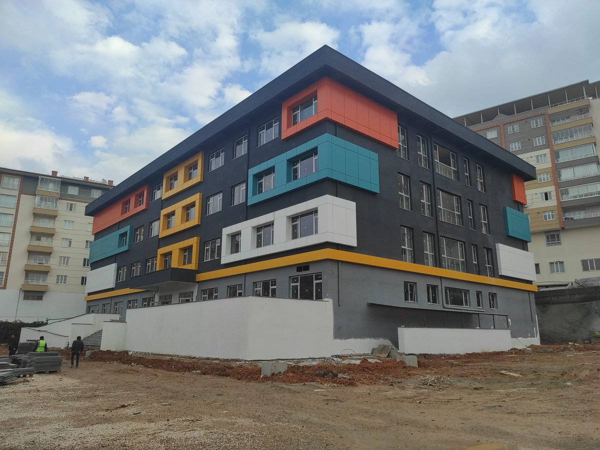 suryalsaribas36's tweet photo. Depremden sonra inşaa edilen yeni ve modern okullarimizla #BizVarız #Malatya https://t.co/r6Fmm8Vj5c