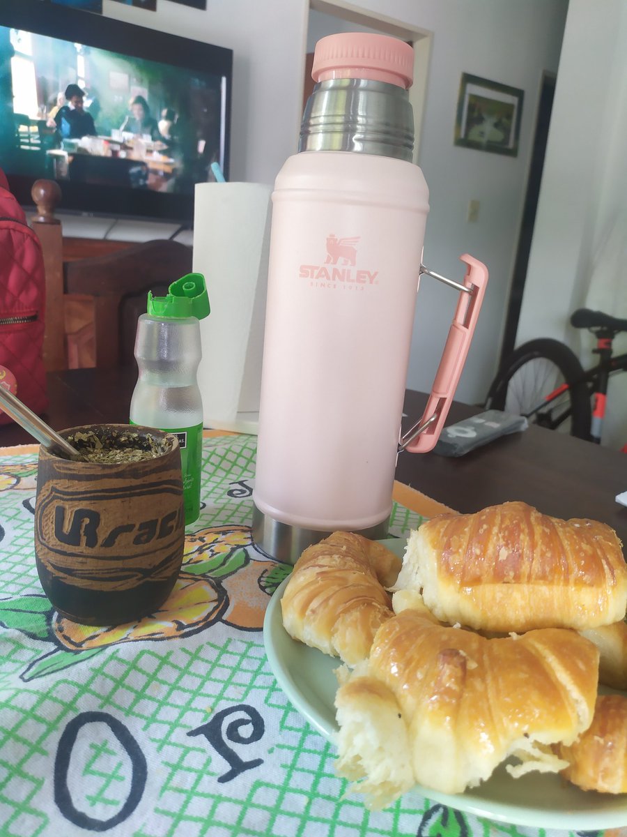 silvia_diablaa's tweet image. ✨#Tarde de mate 🥐🧉 y #Netfix