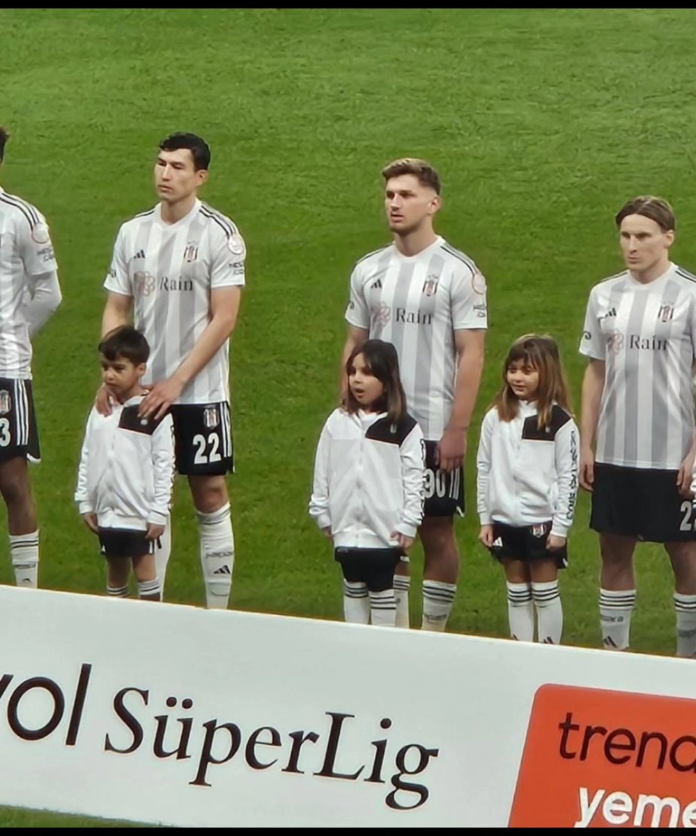 BurakAlcann's tweet photo. Derbide Beşiktaş'ın yeni transferleri Emir Enver&amp;Zeynep Mina'ya T.D Santos ilk 11'de forma şansı verdi. Yeni transferler galibiyet sonu yaptıkları basın açıklamasında yarın okulda herkese bu geceyi anlatacaklarını ve önümüzdeki maçlara bakacaklarını söylediler😊
Kızım &amp; Oğlum https://t.co/hYTsDhYwXo