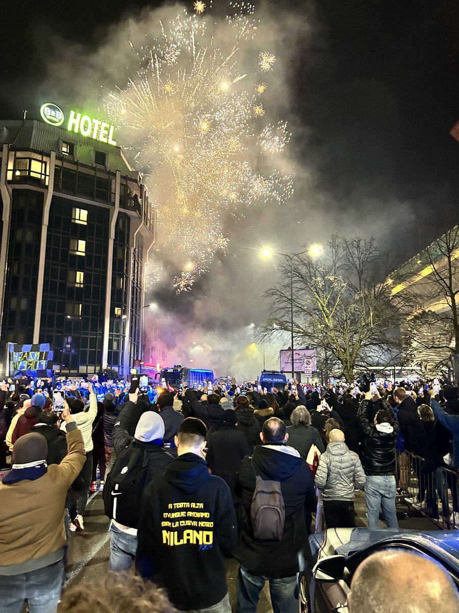 Inter's tweet image. PER LA GENTE CHE 🎶🖤💙

#ForzaInter #InterJuventus