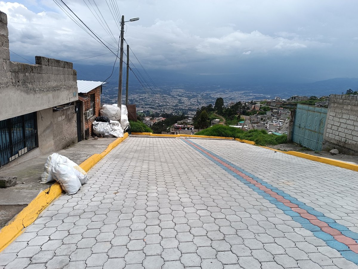 Fabriciof985's tweet photo. Srs @EmAseoQuito, en San Patricio  de Puengasi, esta programada que el recolector de basura pasee los días Martes, Jueves y Sábado, pero en la Calle 4 y Camino de los Incas, el recolector ingresa cuando le da la gana, generando malestar y acumulación de basura @pabelml https://t.co/JNsAJGipiE