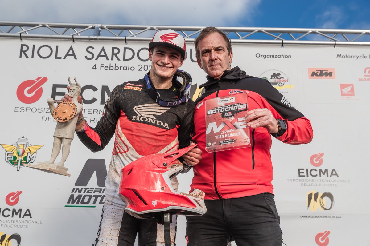 AlessioPiana130's tweet photo. Al debutto in gara con la Honda CRF250R del Team HRC, Ferruccio Zanchi (4+1) trionfa nel primo appuntamento degli Internazionali d'Italia #Motocross #INTMX 🇮🇹 classe MX2!
A Riola Sardo si rende protagonista di una furiosa rimonta in Gara 1: da 29° a 4°, per poi completare l'opera col successo di Gara 2.
Il 17enne talento italiano chiude a pari punti con Simon Langenfelder (1+4), ma con il successo della seconda manche si assicura il primato dell'evento. Proprio il portacolori Red Bull GASGAS De Carli è stato coinvolto in una carambola nelle battute iniziali di Gara 2 con il Campione del Mondo MX2 in carica Andrea Adamo, quest'ultimo fuori dai giochi dopo il 2° posto nella prima manche.
