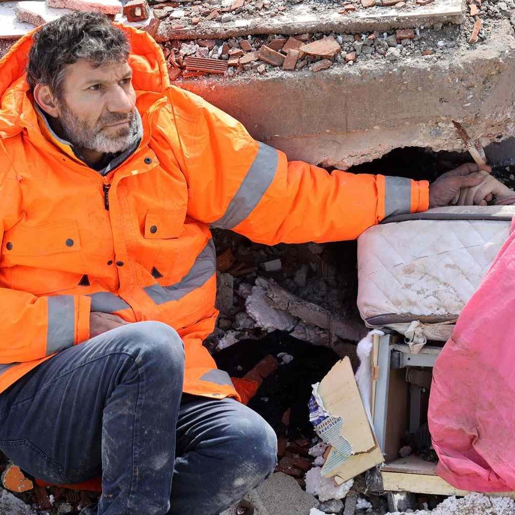 + Baba geliyorlar mı?
- Yok kızım kimse gelmedi.
+ Neden Baba?
- AKP'ye oy vermedik diye.