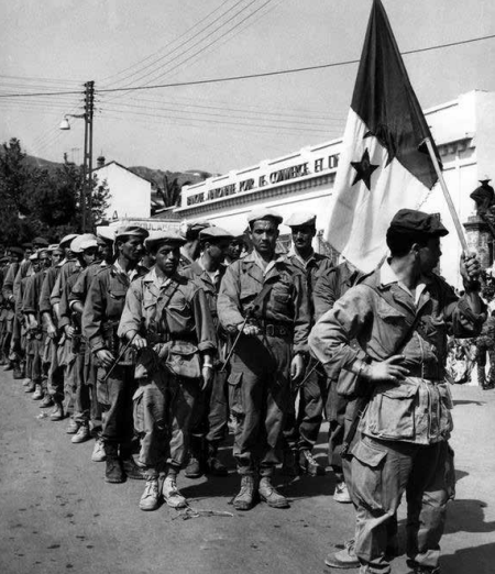 KabyleHub's tweet photo. Ferhat Mehenni : « Le MAK est l'héritier décomplexé du FFS ». 

@FerhatMhenni Comment pouvez-vous expliquer ces propos lorsqu'on sait que le FFS combattait avec le drapeau de l'Algérie que vous demandez aujourd'hui de jeter à la poubelle...

📷| Soldats du FFS à Tizi-Ouzou, 1963. https://t.co/zDvMQxMrLU