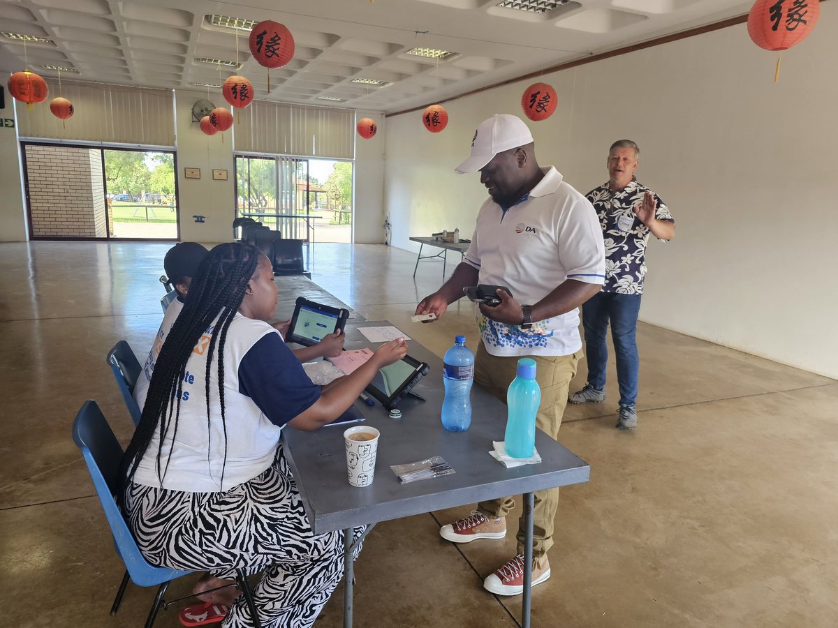 SollyMsimanga's tweet image. This morning we started in Pretoria, I registered to vote. 
We went to Atteridgeville, Centurion, and all over Mogale. 

The take away? 

Change is coming. Get registered while you still can. And Vote DA.

#RegisterToVoteDA 
#RescueSA 
#SollyForPremier