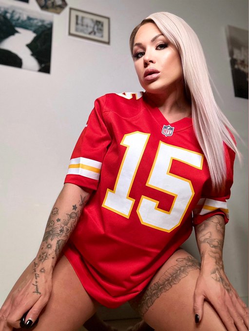 Are you into sports⁉️  NFL, NBA or MMA ? https://t.co/Ev39b3hcX6