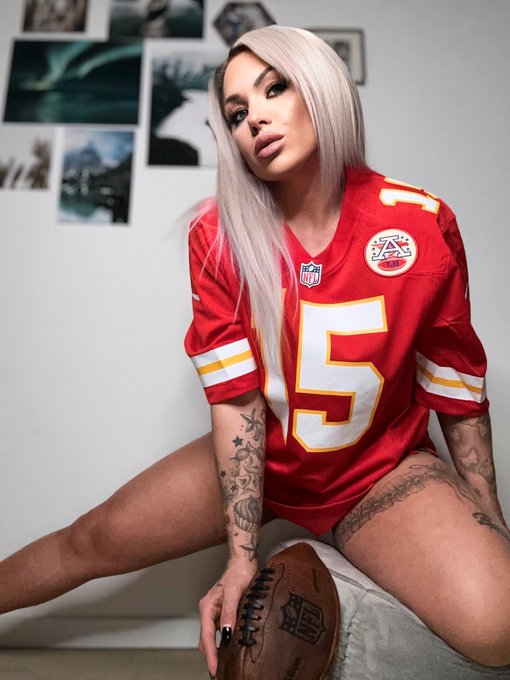 Are you into sports⁉️  NFL, NBA or MMA ? https://t.co/Ev39b3hcX6
