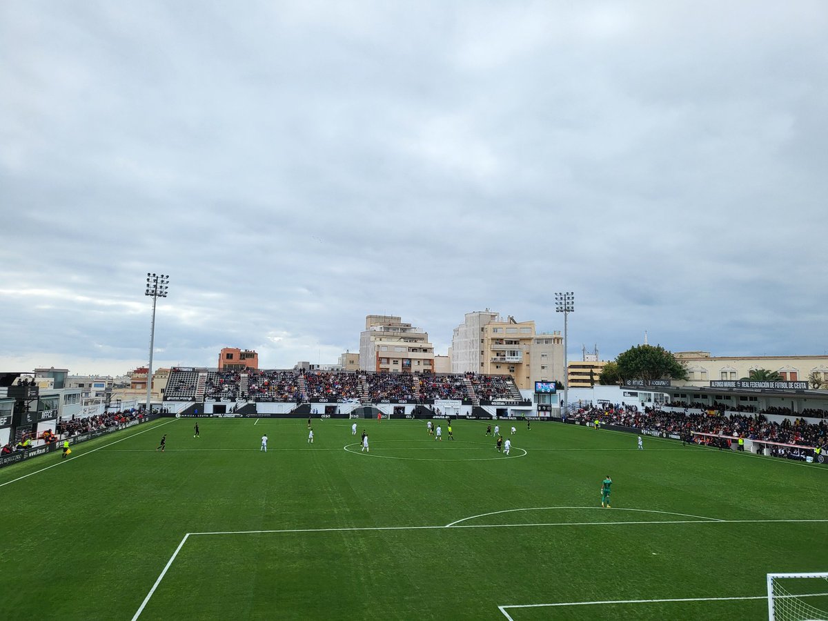 Domingo de buen fútbol en el Estadio Alfonso Murube. Primera Federación Grupo 2 <a href="/ADCeuta_FC/">AD CEUTA FC</a> vs <a href="/lafabricacrm/">Cantera Real Madrid</a>. #PrimeraFederación #CeutaRMCastilla