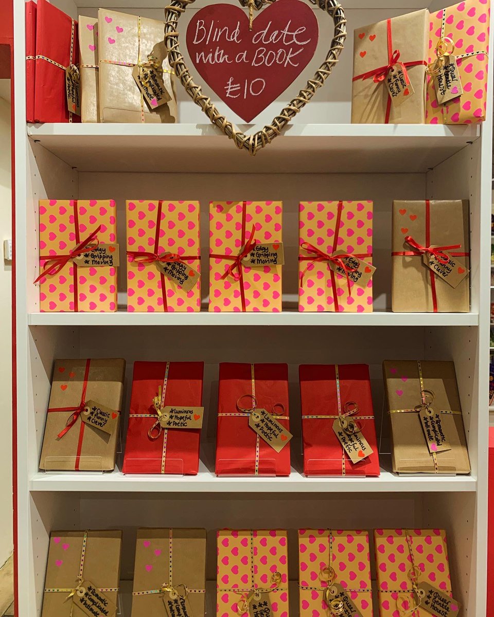 ❤️💕 Which one would you choose? 💕❤️ 📚🛍️ And then tell your partner! 📚🛍️ #valentinesday #books #kibworthbooks