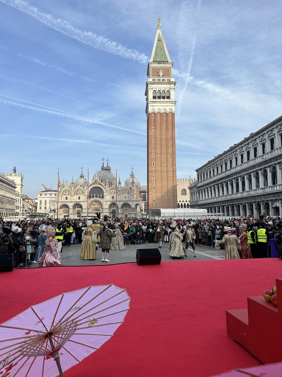 Venice_Carnival's tweet photo. Per l’Edizione del Carnevale di Venezia 2024, che quest’anno celebra i 700 anni dalla morte del Grande Viaggiatore Veneziano Marco Polo, il Gruppo Storico Le Maschere di Mario del ‘700 Veneziano si presenta con una particolare coreografia di introduzione, che rievoca quel periodo!

La presentazione del programma di “Danze Storiche” rievocherà l’influenza Cinese sul commercio di Stoffe Pregiate che hanno dato vita al confezionamento di abiti nel corso dei secoli fino a quello dei “Lumi”.

Domenica 11 febbraio, doppio appuntamento!

Scopri di più👇🏻
https://t.co/ddGwJcSWDN

#CarnevaleVenezia2024 🎭