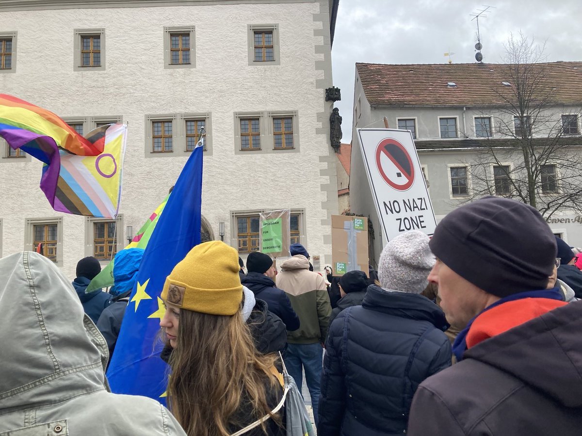 KBSachsen's tweet photo. Unsere Solidarität mit den Menschen, die sich in den Klein- und Mittelstädten für Demokratie und Menschenrechte einsetzen. Heute mehr als 300 Menschen und @blazmuzik in #Dippoldiswalde. #AlleZusammenGegenDenFaschismus #WirSindDieBrandmauer #ZusammenGegenRechts https://t.co/eFzRdeRBEL