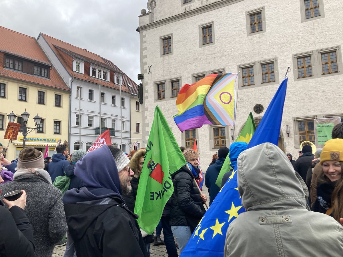 KBSachsen's tweet photo. Unsere Solidarität mit den Menschen, die sich in den Klein- und Mittelstädten für Demokratie und Menschenrechte einsetzen. Heute mehr als 300 Menschen und @blazmuzik in #Dippoldiswalde. #AlleZusammenGegenDenFaschismus #WirSindDieBrandmauer #ZusammenGegenRechts https://t.co/eFzRdeRBEL