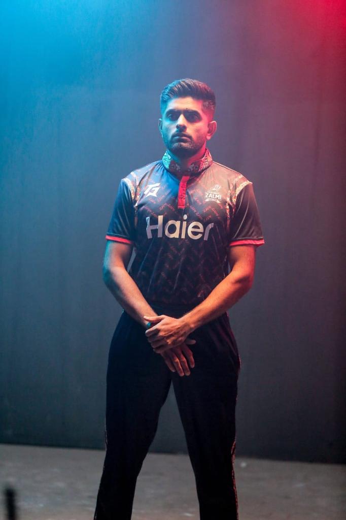 Maryam_Rajpo0t's tweet image. 5 y/o me after wearing a new uniform:
#BabarAzam𓃵 #PSL9 #pz