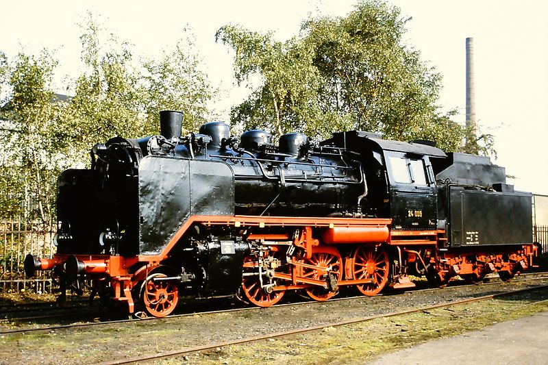 Bahngeschichte2's tweet photo. #EinheitslokWoche Nr. 3:

Sie bekam Spitznamen wie "Steppenpferd" oder "die 03 des kleinen Mannes": die ab 1928 beschaffte 24 war als langlaufende Nebenbahn-Personenzuglok projektiert.
Der Lokteil war weitgehend mit der 64 baugleich.

Foto: Manfred Kopka via Wikimedia https://t.co/Dh71pzYjyK