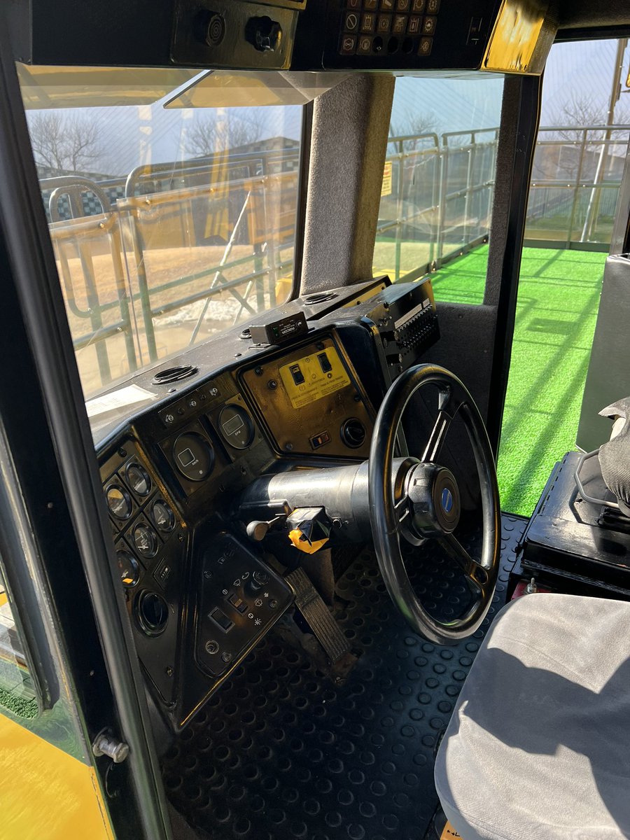 suikataro0930's tweet photo. 同じくダンプの運転席です。
実際にこまつの杜で運転席を見せていただき、メーターなど細かく描きました。😁😁😁

#ぼくはダンプのうんてんしゅ
#ダンプ
#絵本
#児童書
#930E
#KOMATSU
#こまつの杜 https://t.co/iSeVIe9kWv