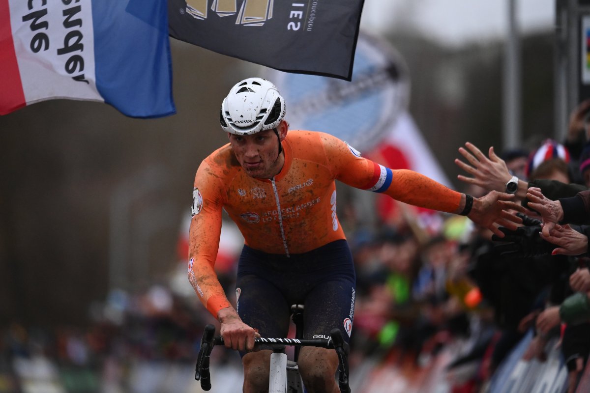 UCI_CX's tweet photo. 🇳🇱 🥇 Mathieu van der Poel 🥇🇳🇱

The G.O.A.T. does it again in Tábor 👏 

#Tabor2024 https://t.co/cwSdrCOa6v