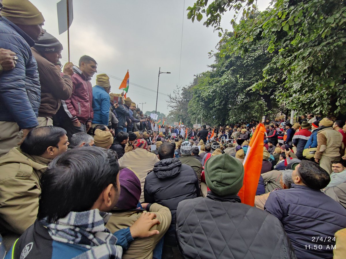 Satyaprakash2's tweet photo. Agar Aap kisi ko job de nhi skate to unki job ko chhino to mat
#DelhiHomeGaurd
@PMOIndia 
@LtGovDelhi 
@ArvindKejriwal 
@AmitShah 
@RahulGandhi 
@aajtak 
@ndtv 
@ravishndtv https://t.co/YhDDkSo78K