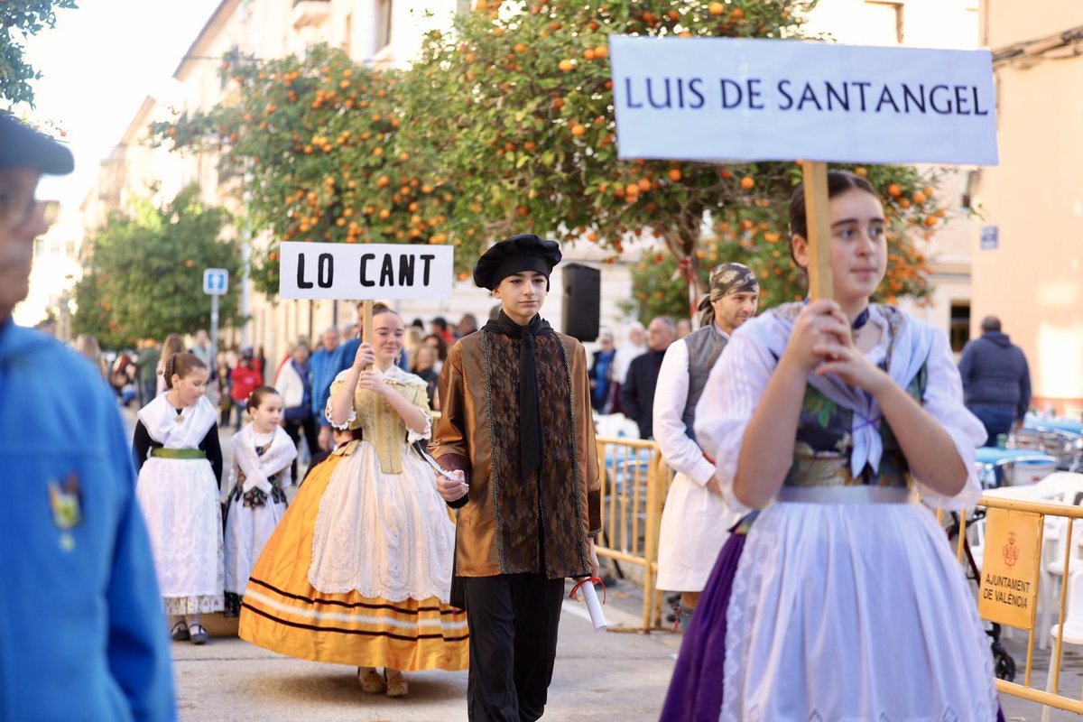 JCF_Valencia's tweet image. 🎤 Hui s'ha celebrat als carrers del marítim el XXXIV concurs del Cant de l’Estoreta, on els més menuts han entonat el tradicional cant. 

👑La Fallera Major de València i la Cort d'Honor, no han volgut perdre's este tradicional concurs organitzat per la Falla Blocs Platja