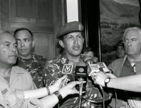 Derecho_paz's tweet photo. En el Día de la Dignidad, enaltecemos la valentía y humanismo de nuestro Comandante Hugo Chávez, líder revolucionario que luchó incansablemente por la justicia y la igualdad. Su legado nos inspira a seguir defendiendo nuestra dignidad como hijos e hijas de Bolívar #4FDelPueblo https://t.co/aLvi6f530k