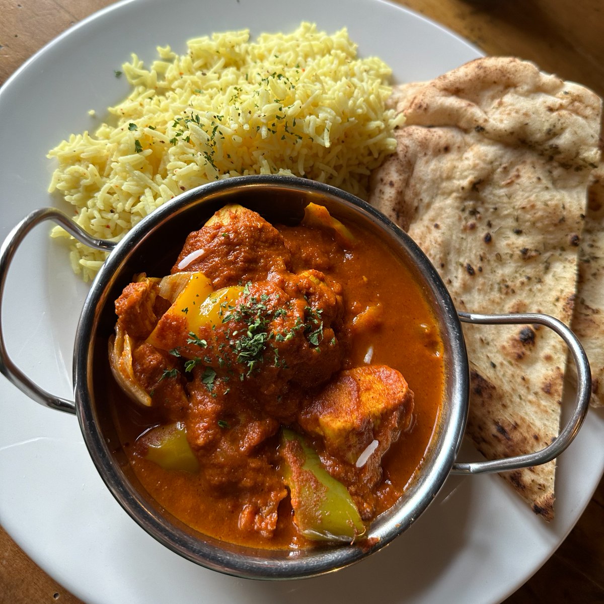 Don't forget to book!! Monday Curry Night from 5pm 🌶️ £15 including curry, rice, naan & a drink 🍻 >> theroyaloaksaundersfoot.com/book-your-tabl…