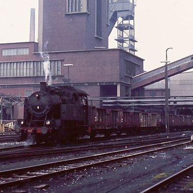 Bahngeschichte2's tweet photo. #EinheitsloksWoche Nr. 5:

Auch im Rangierdienst sollten Einheitsloks dominieren.
Die 39 80er ab 1927 nahmen sich allerdings gegenüber den äußerst zahlreichen preuß. T 16.1 sehr bescheiden aus.
Dennoch rangierten sie bis 1977 u.a. bei der RAG.

Foto: Manfred Kopka via Wikimedia https://t.co/6UZZsa76Ps