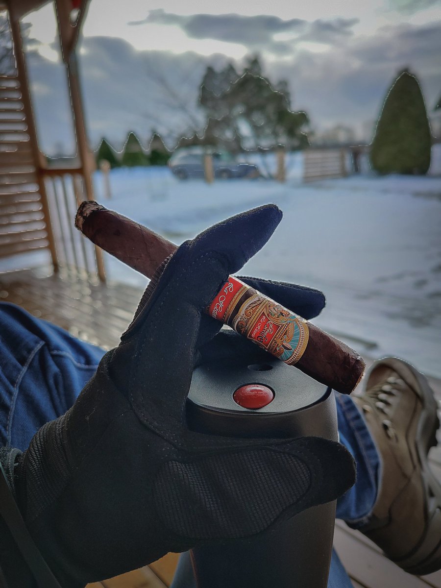 E.P. Carrillo La Historia E-III 💨, just sitting and enjoying a cigar on this beautiful Sunday evening 🧘 #pssita #botl #sotl #cigar #CIGARS #Cigarsmoker #Cigartime @EPCarrillo