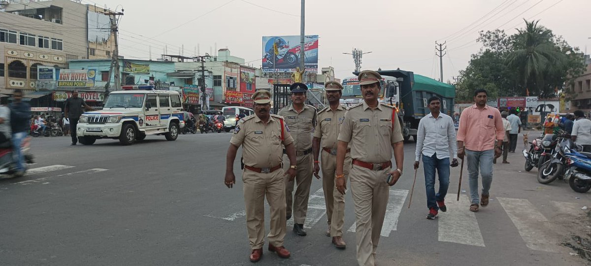 NTR District Police Personnel conducted foot patrolling at crowded places and crime prone areas across the district as part of Visible policing and created awareness among girl students & women on Disha App and it's usage in times of emergencies. 

#Visiblepolicing #DishaApp