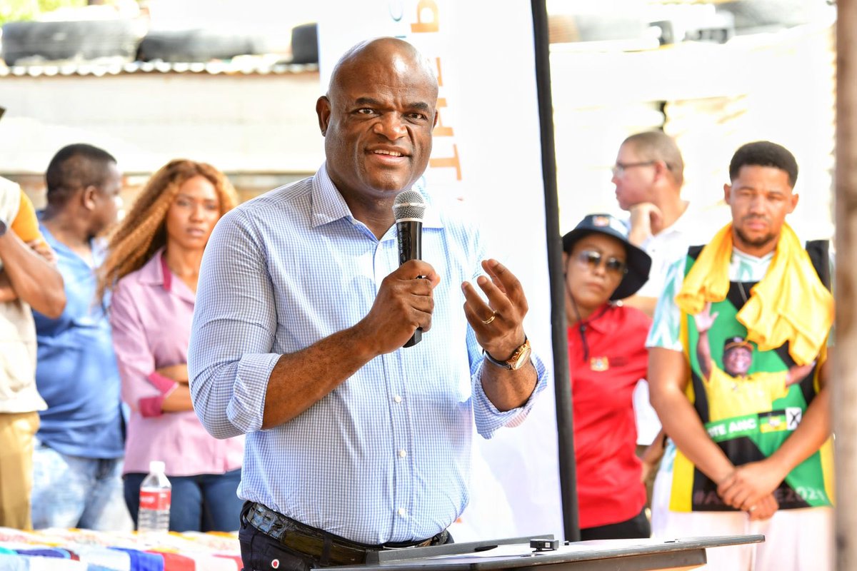 NCProvGov's tweet photo. True to a commitment made, the Premier, @dr_zsaul1 together with the MEC Abraham Vosloo today handed over a fully furnished newly constructed home to Ouma Sinah Links in Upington.
#moderngrowingsuccessfulprovince
#decenthousing
#NorthernCape https://t.co/Jt85f6gyoe
