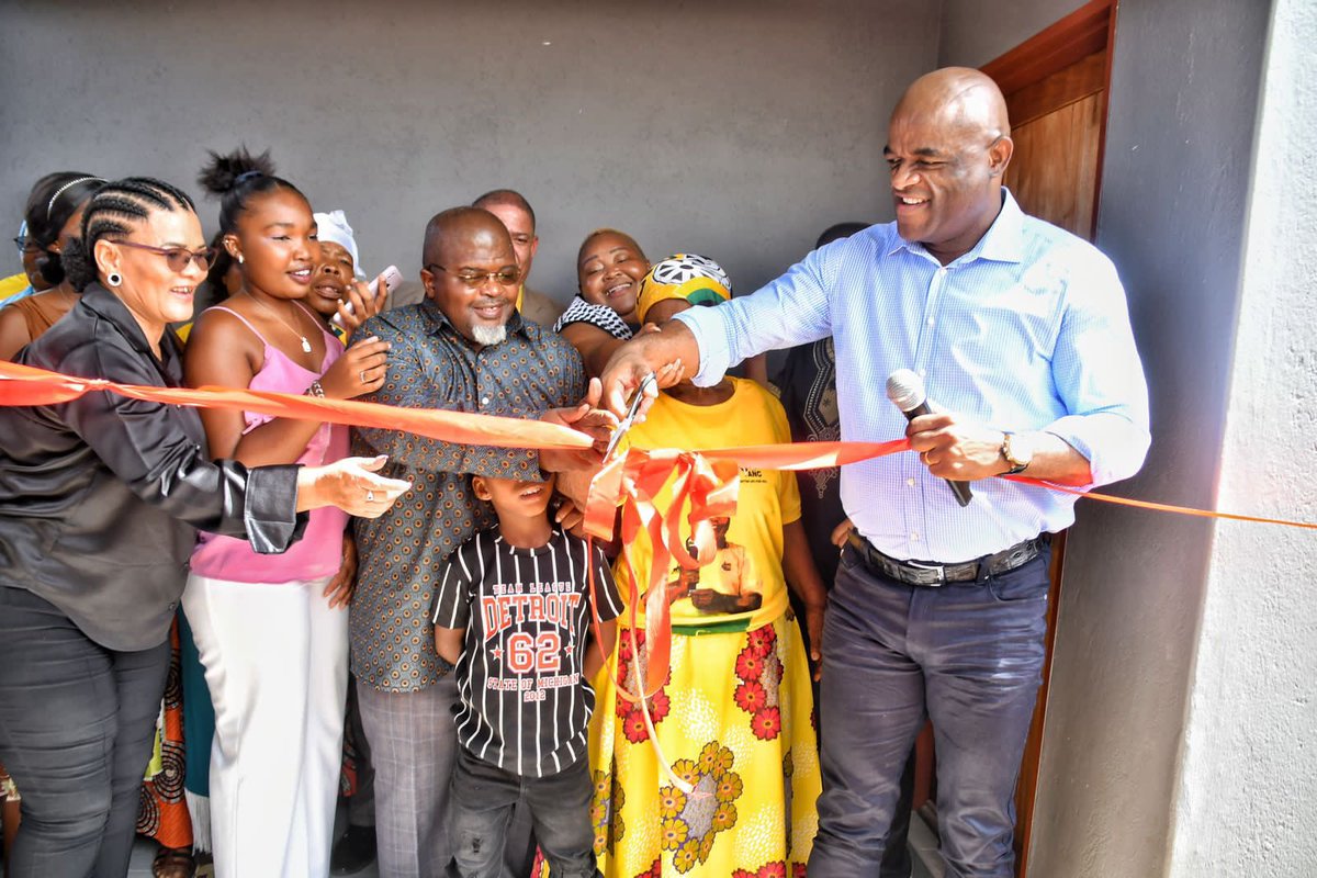 NCProvGov's tweet photo. True to a commitment made, the Premier, @dr_zsaul1 together with the MEC Abraham Vosloo today handed over a fully furnished newly constructed home to Ouma Sinah Links in Upington.
#moderngrowingsuccessfulprovince
#decenthousing
#NorthernCape https://t.co/Jt85f6gyoe