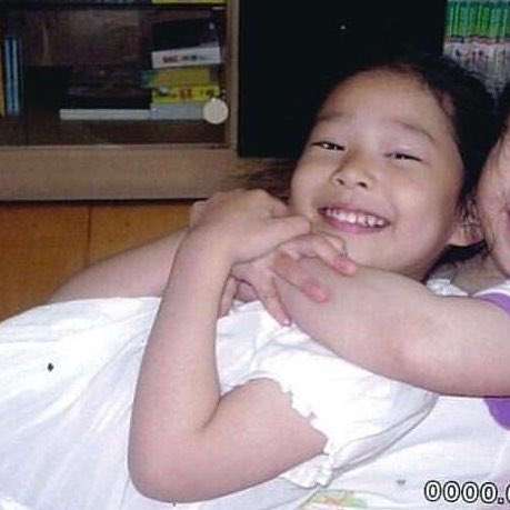 pionawiz's tweet photo. kim minju, but she gets older the more you scroll: a thread, https://t.co/3KZjkZzfwj