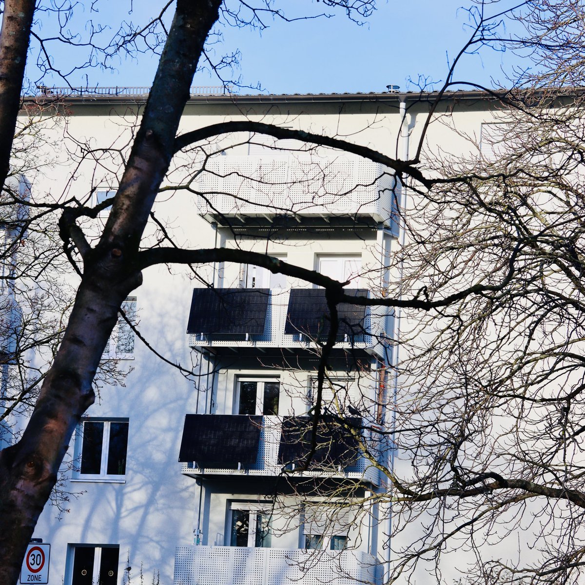 balkonsolar's tweet photo. Perfekt passt diese Full Black #Solarmodule an ein Haus mit  weißen #Balkonen in #Freiburg #Stühlinger. https://t.co/fvAdFbElC0