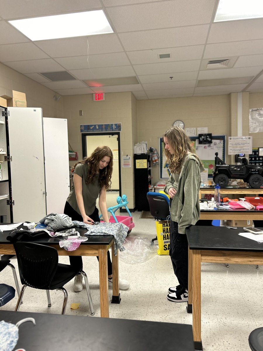 MrsVeeScience's tweet photo. @ECMSWildcats who I do not teach wanted to make poodle skirts for Valentine’s Day, so they approached me. Steam lesson on poodle skirts it is! We learned to measure, cut, sew, use cricut for freezer paper poodle stencils and had fun! https://t.co/ZanWyfx3r8