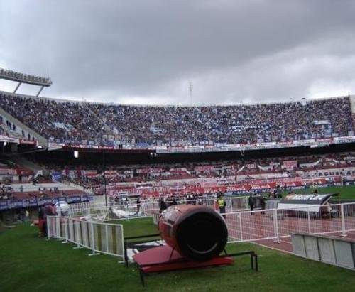 FutbolRetroAr's tweet photo. 😱 Esto es de un River vs Vélez en 2005, ese día es recordado porque en la previa los hinchas de River se habían olvidado que jugaban de local contra el Fortín, parece joda pero es posta, adjunto pruebas.

⚠️ Puede herir su sensibilidad

 #SiempreInformando #GatoSessa #UaiUrquiza https://t.co/KH0e3JMHG9